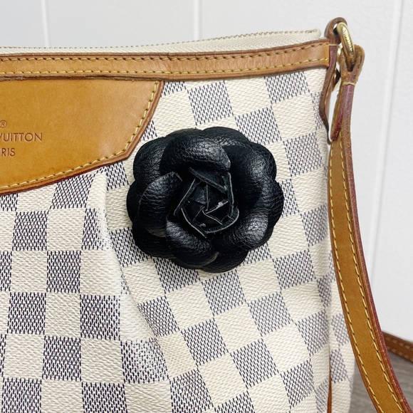 Camellia Flower Vegan Leather Magnetic Bag Charm - Picture 4 of 9